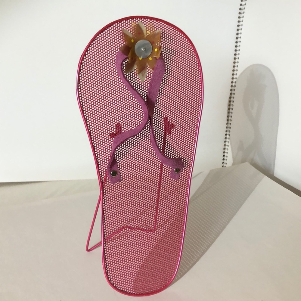 Pink flip flop earring tree